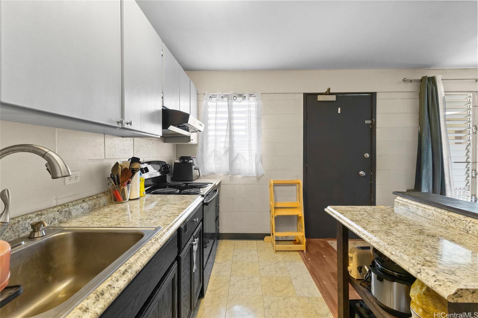 Lakeside Coronet condo # 402, Honolulu, Hawaii - photo 6 of 22