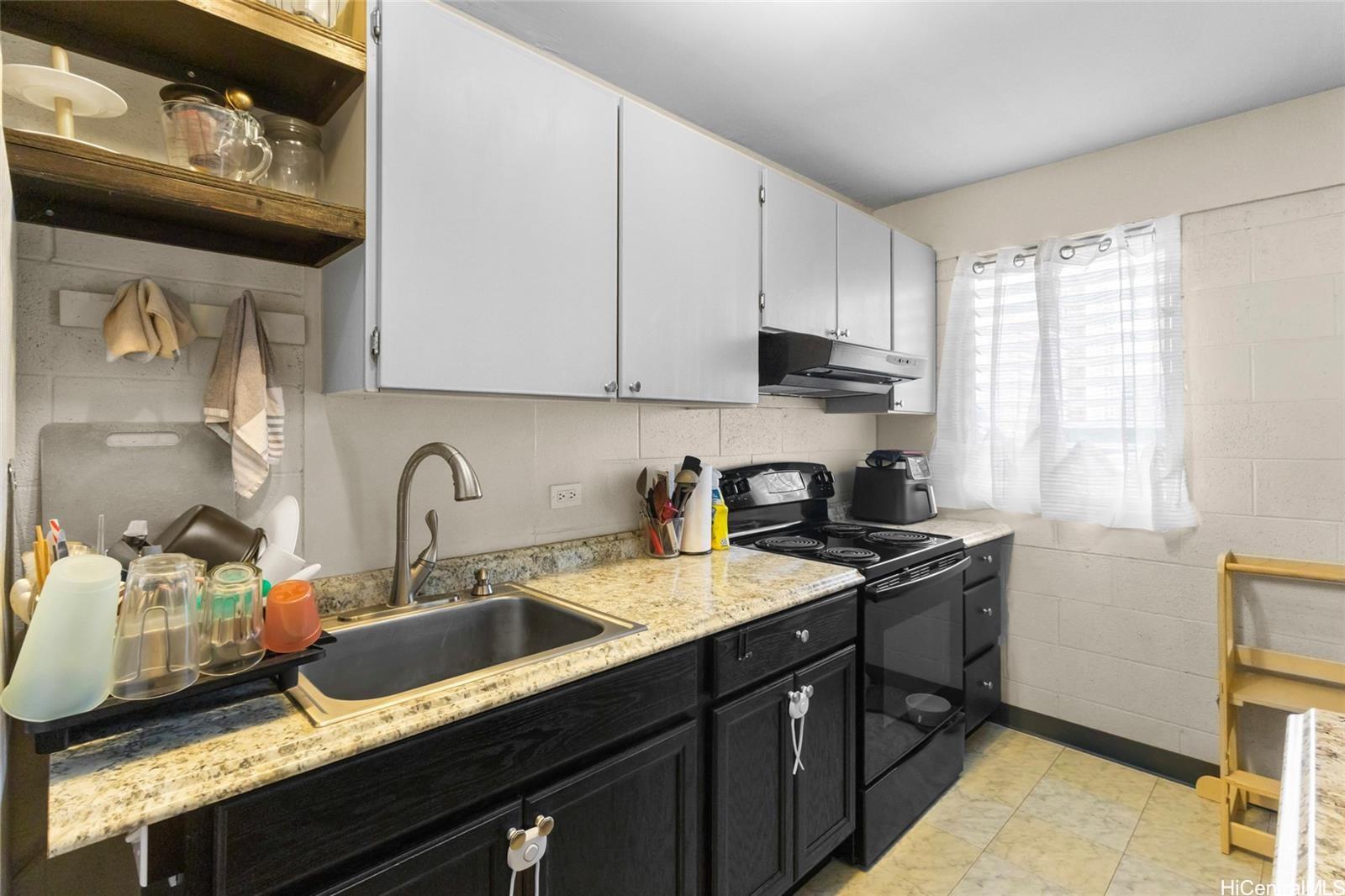 Lakeside Coronet condo # 402, Honolulu, Hawaii - photo 6 of 15