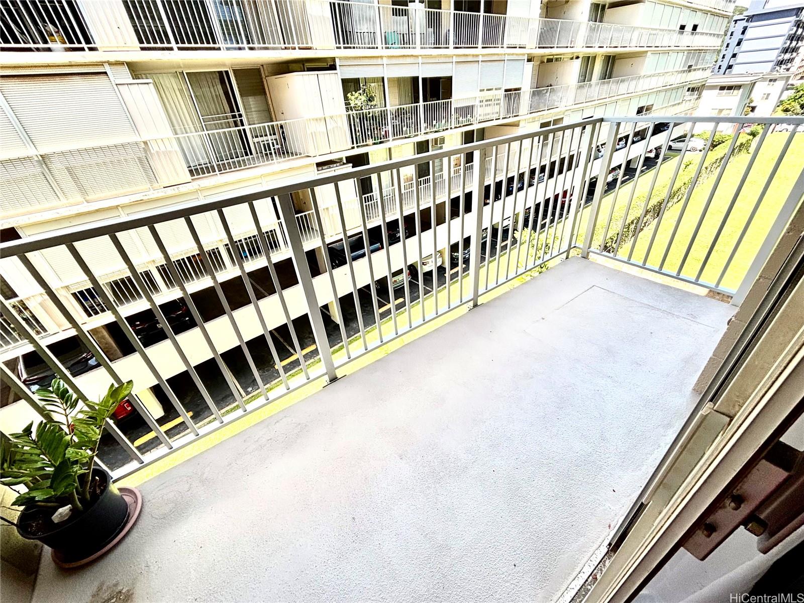 Lakeside Coronet condo # 402, Honolulu, Hawaii - photo 9 of 16