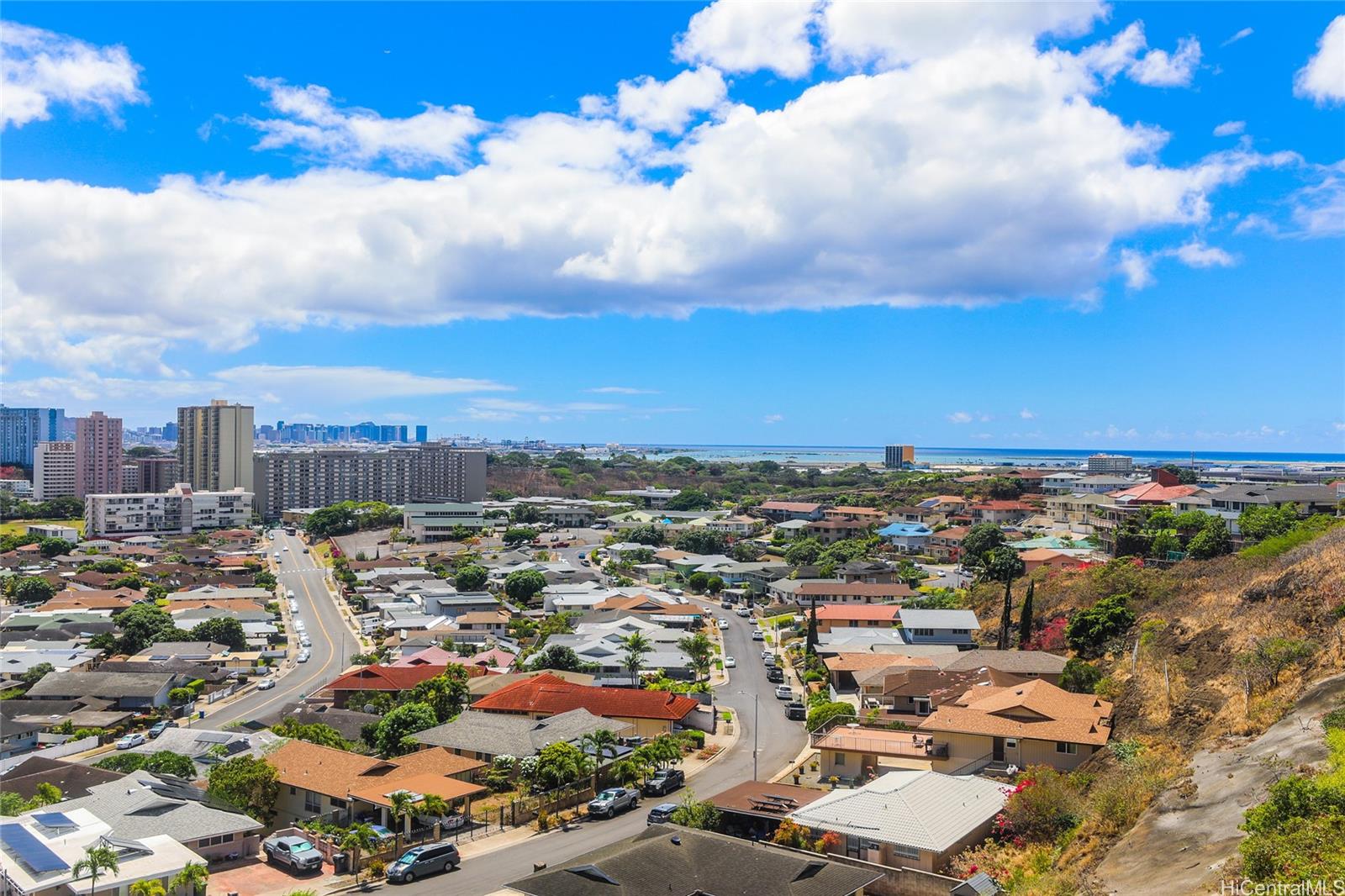 3402  Ala Hinalo Place Salt Lake, Honolulu home - photo 4 of 25