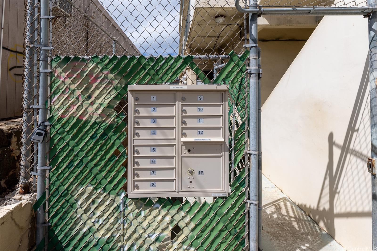 3427 Waialae Ave Honolulu - Multi-family - photo 6 of 25