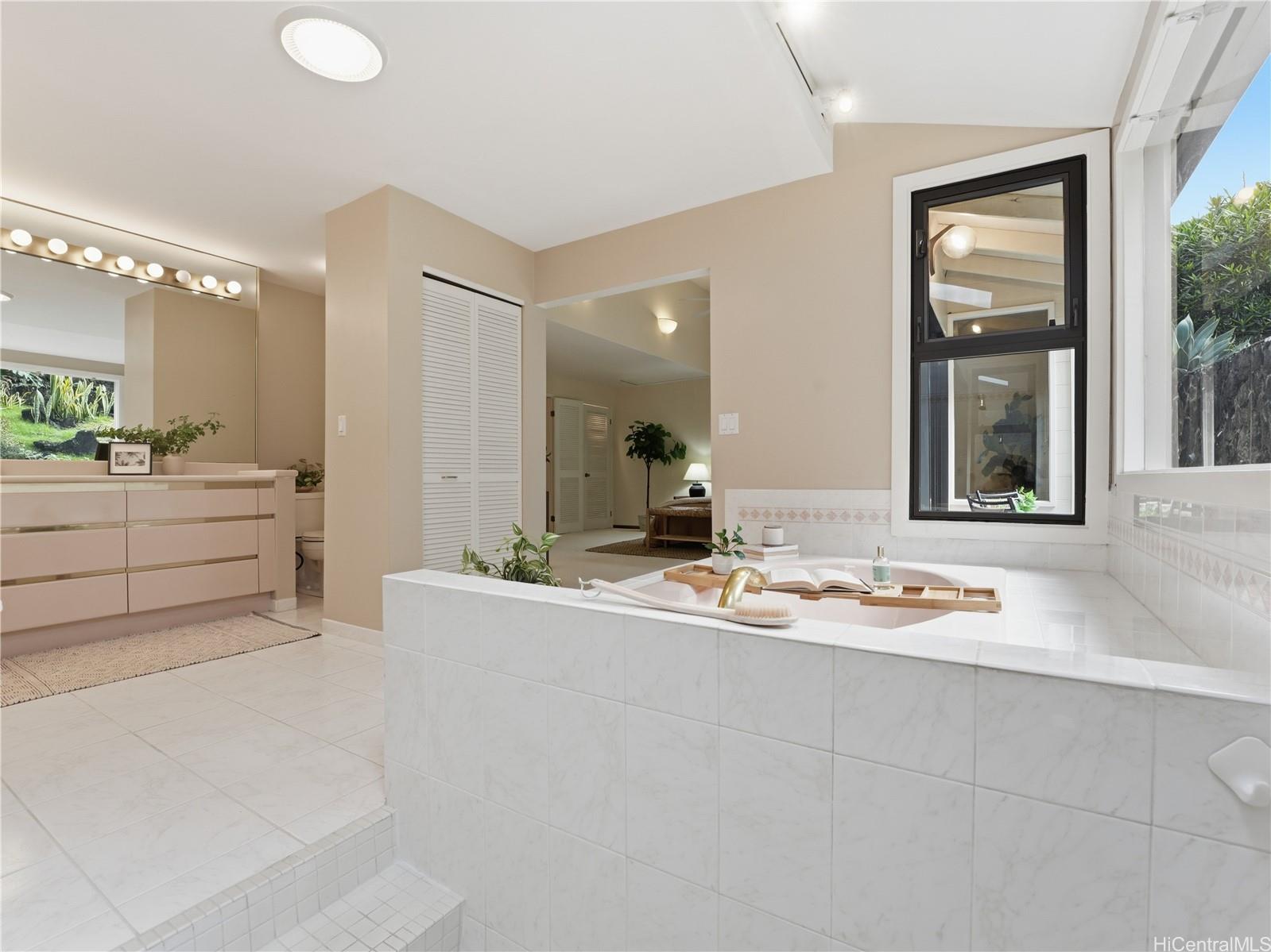 367  Mamaki Street Niu Valley, Diamond Head home - photo 14 of 25