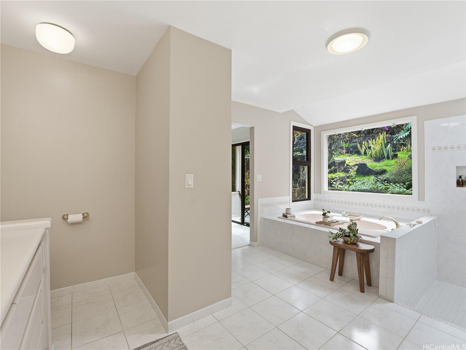 367  Mamaki Street Niu Valley, Diamond Head home - photo 15 of 25