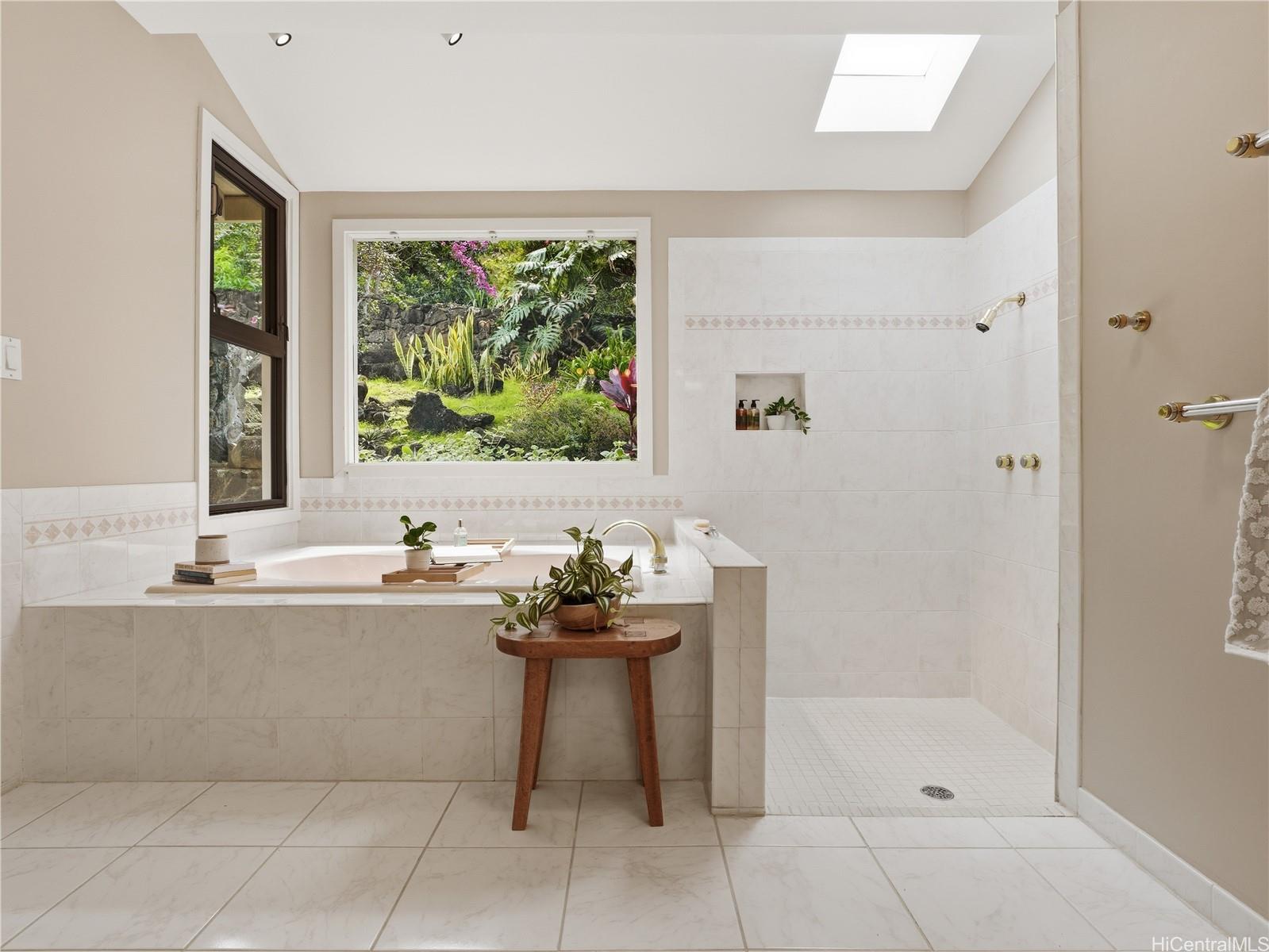 367  Mamaki Street Niu Valley, Diamond Head home - photo 16 of 25