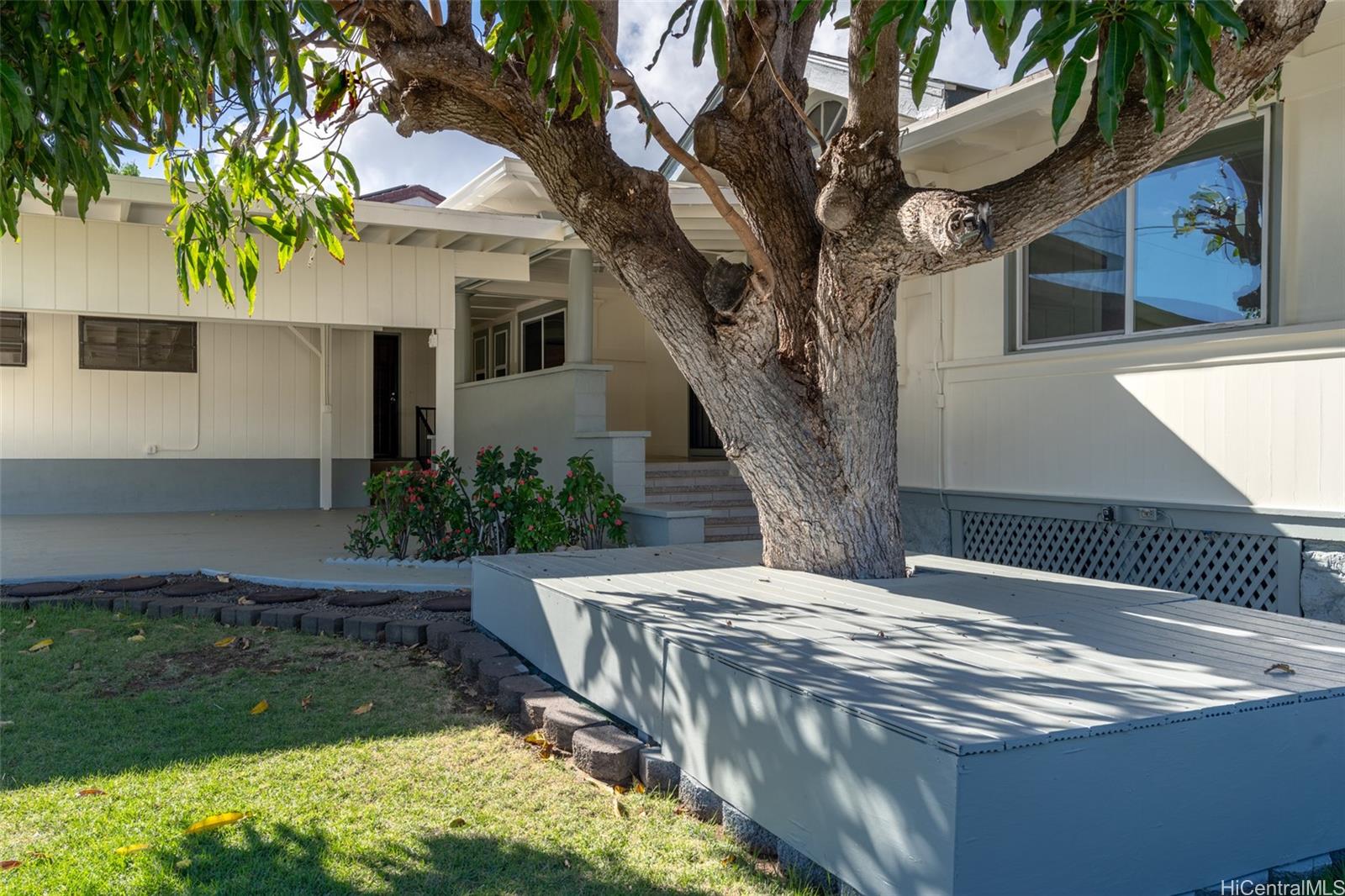 3730  Keanu Street Wilhelmina, Diamond Head home - photo 2 of 25