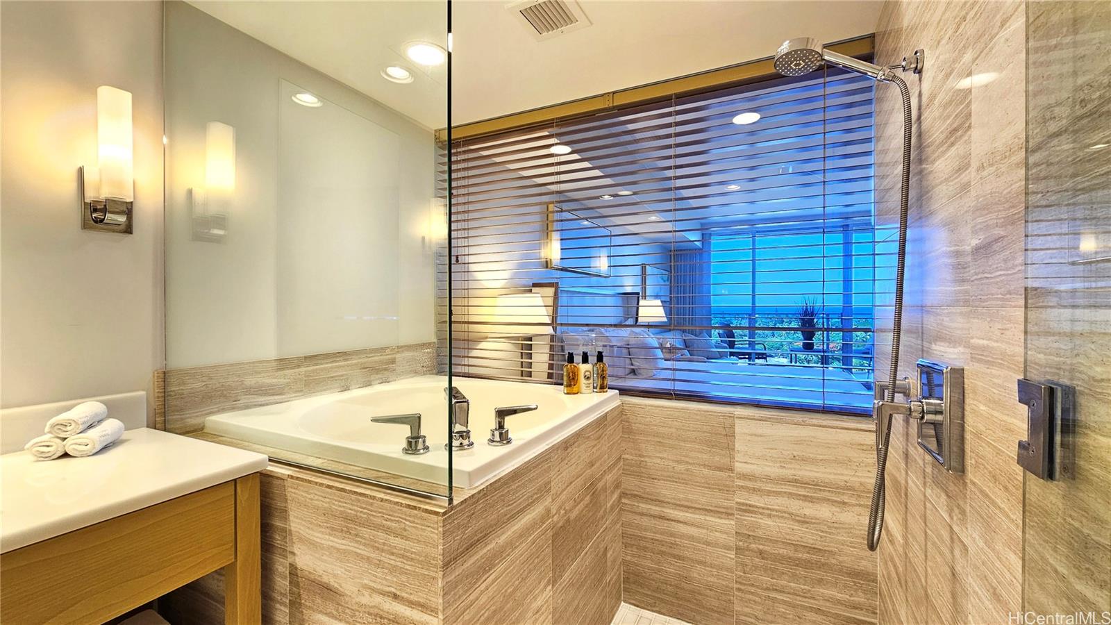 The Ritz-Carlton Residences condo # 1112, Honolulu, Hawaii - photo 5 of 18