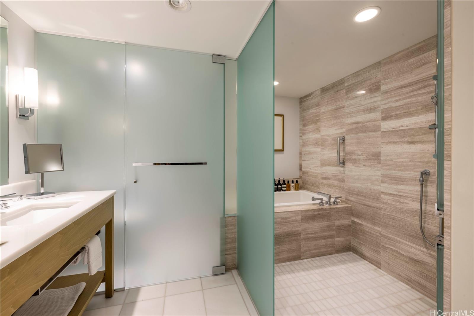 The Ritz-Carlton Residences condo # 1615, Honolulu, Hawaii - photo 18 of 24