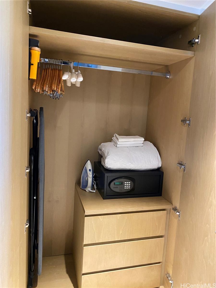 383 Kalaimoku St Honolulu - Rental - photo 13 of 21