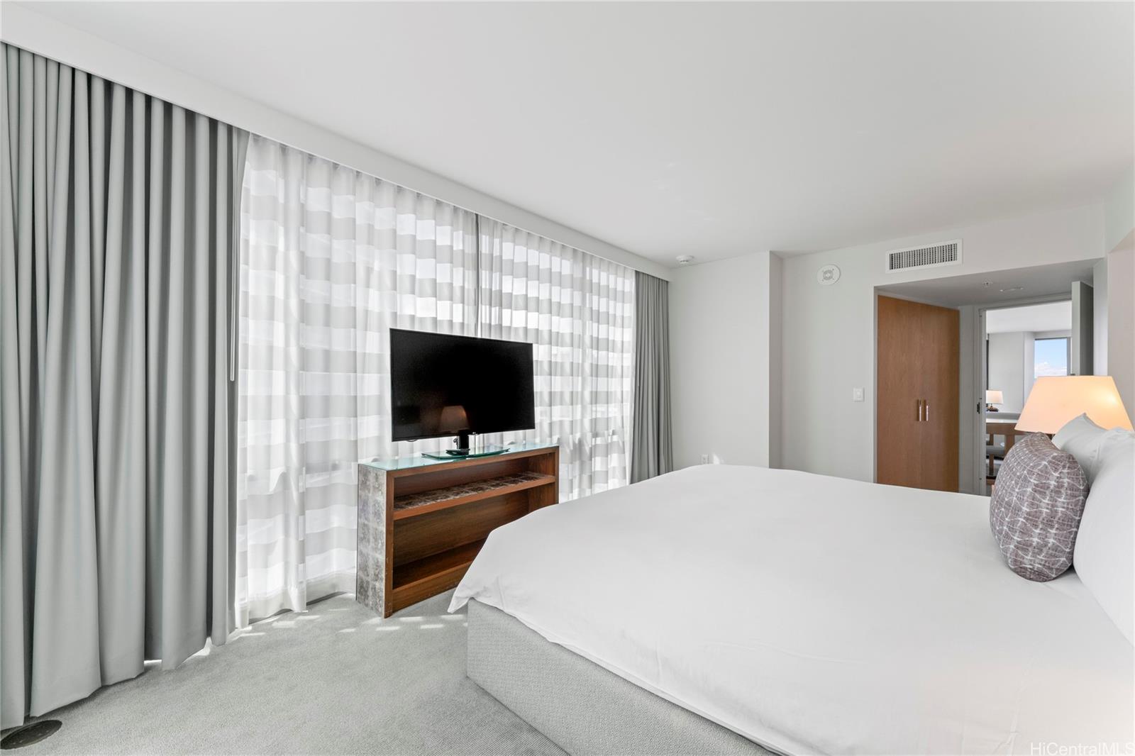 The Ritz-Carlton Residences condo # 1916, Honolulu, Hawaii - photo 13 of 25