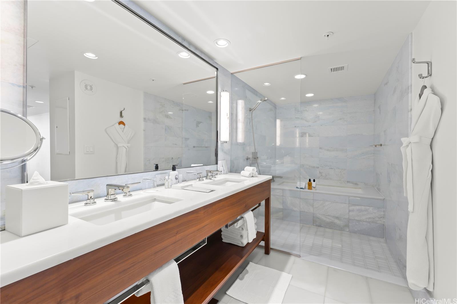 The Ritz-Carlton Residences condo # 3005, Honolulu, Hawaii - photo 5 of 21