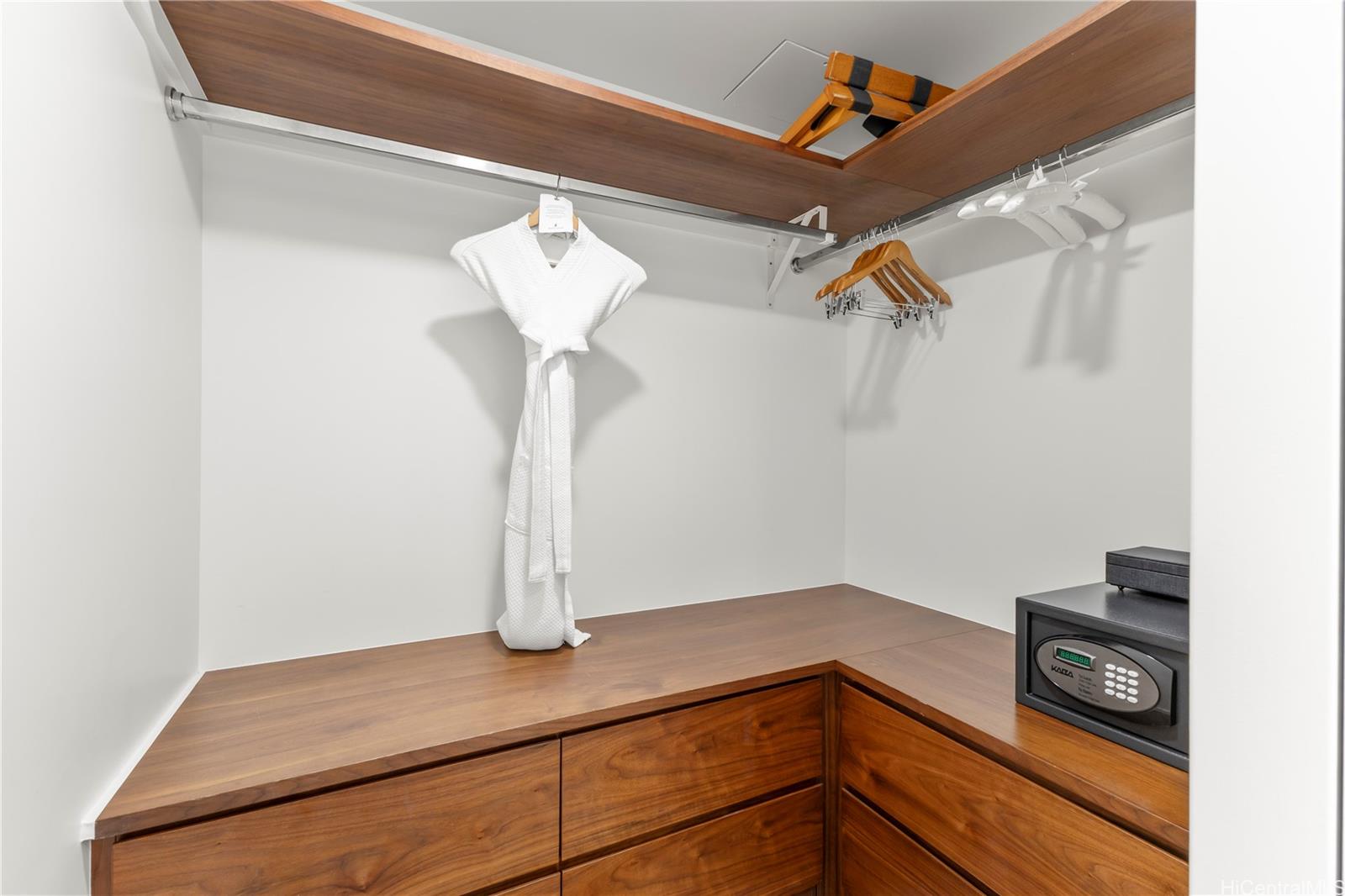 The Ritz-Carlton Residences condo # 3005, Honolulu, Hawaii - photo 7 of 21