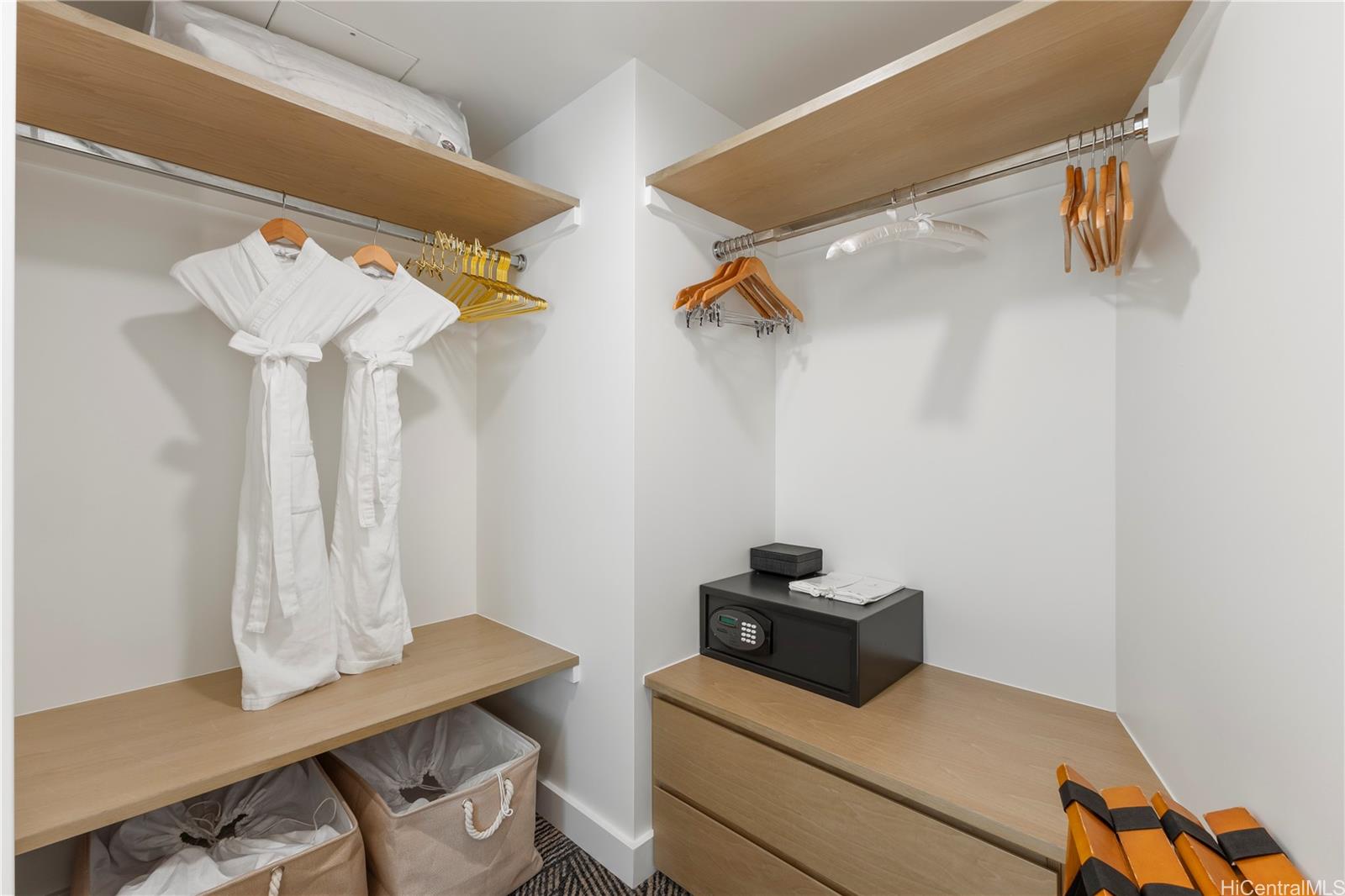 The Ritz-Carlton Residences condo # E1116, Honolulu, Hawaii - photo 9 of 17