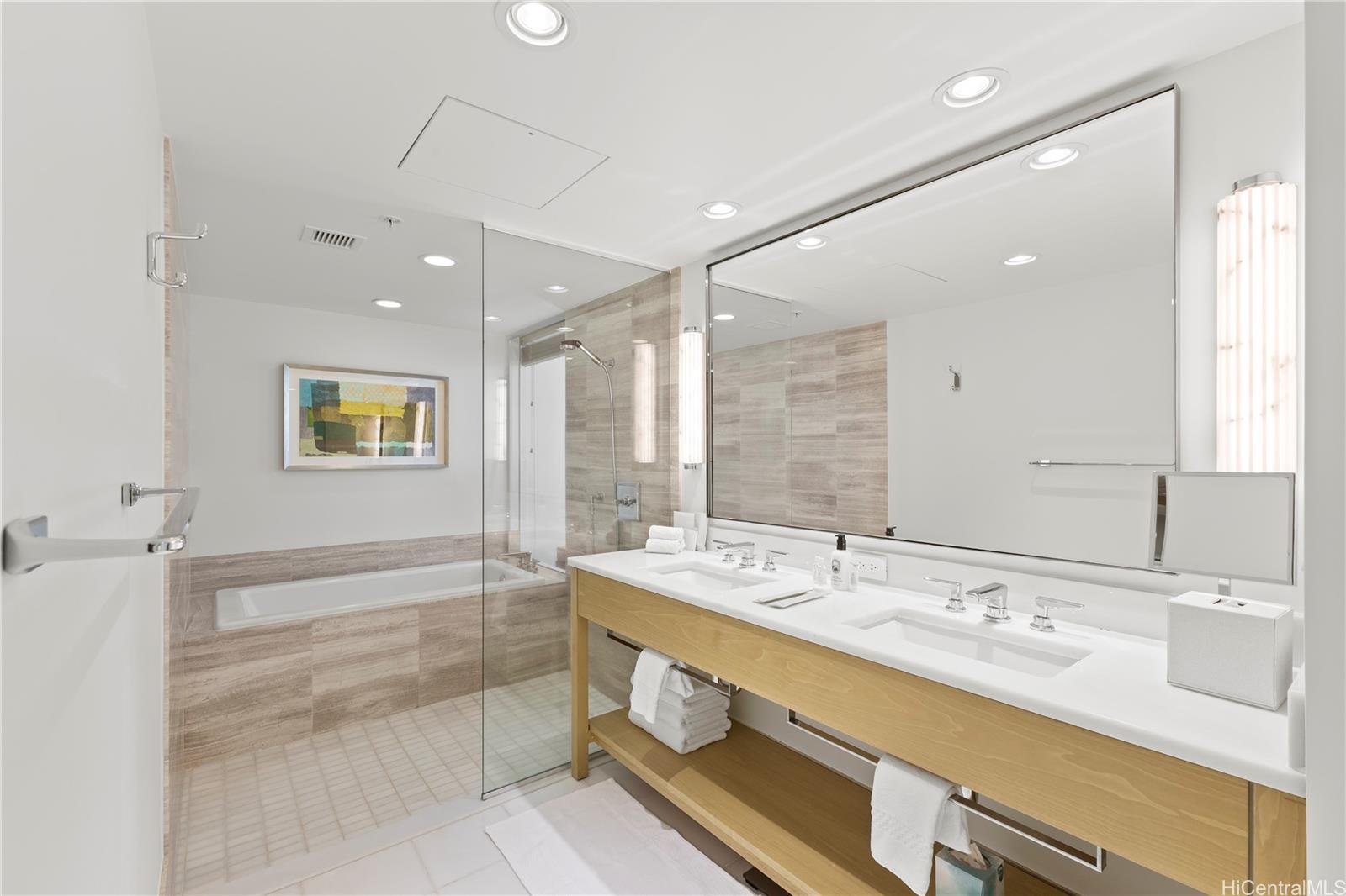 The Ritz-Carlton Residences condo # E1116, Honolulu, Hawaii - photo 10 of 17