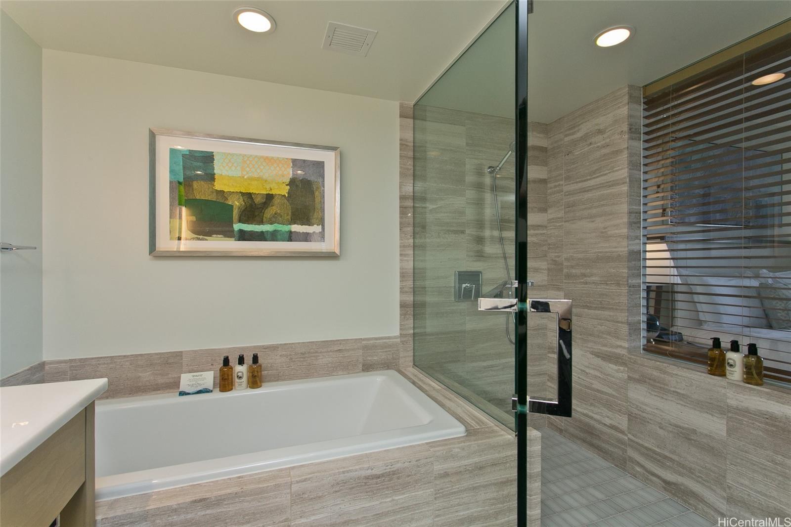 The Ritz-Carlton Residences condo # E1905, Honolulu, Hawaii - photo 12 of 15