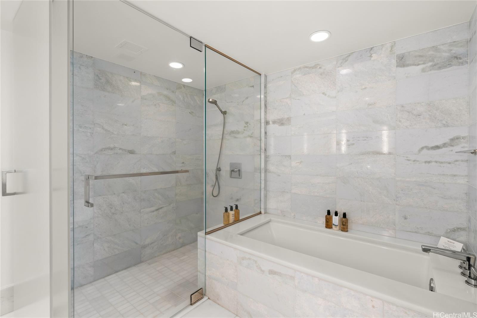 The Ritz-Carlton Residences condo # E3002, Honolulu, Hawaii - photo 9 of 17