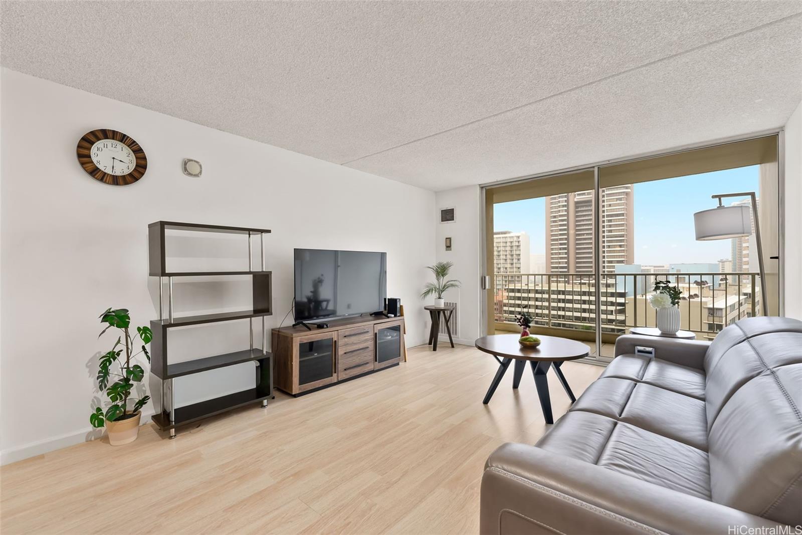 Villa On Eaton Square condo # 1705, Honolulu, Hawaii - photo 3 of 16