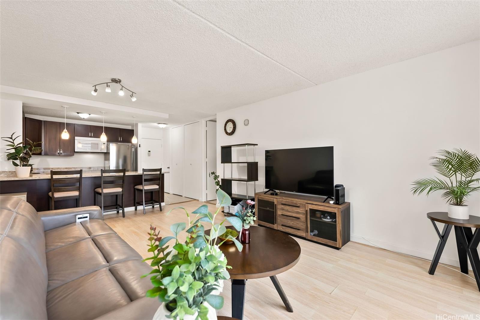 Villa On Eaton Square condo # 1705, Honolulu, Hawaii - photo 4 of 16