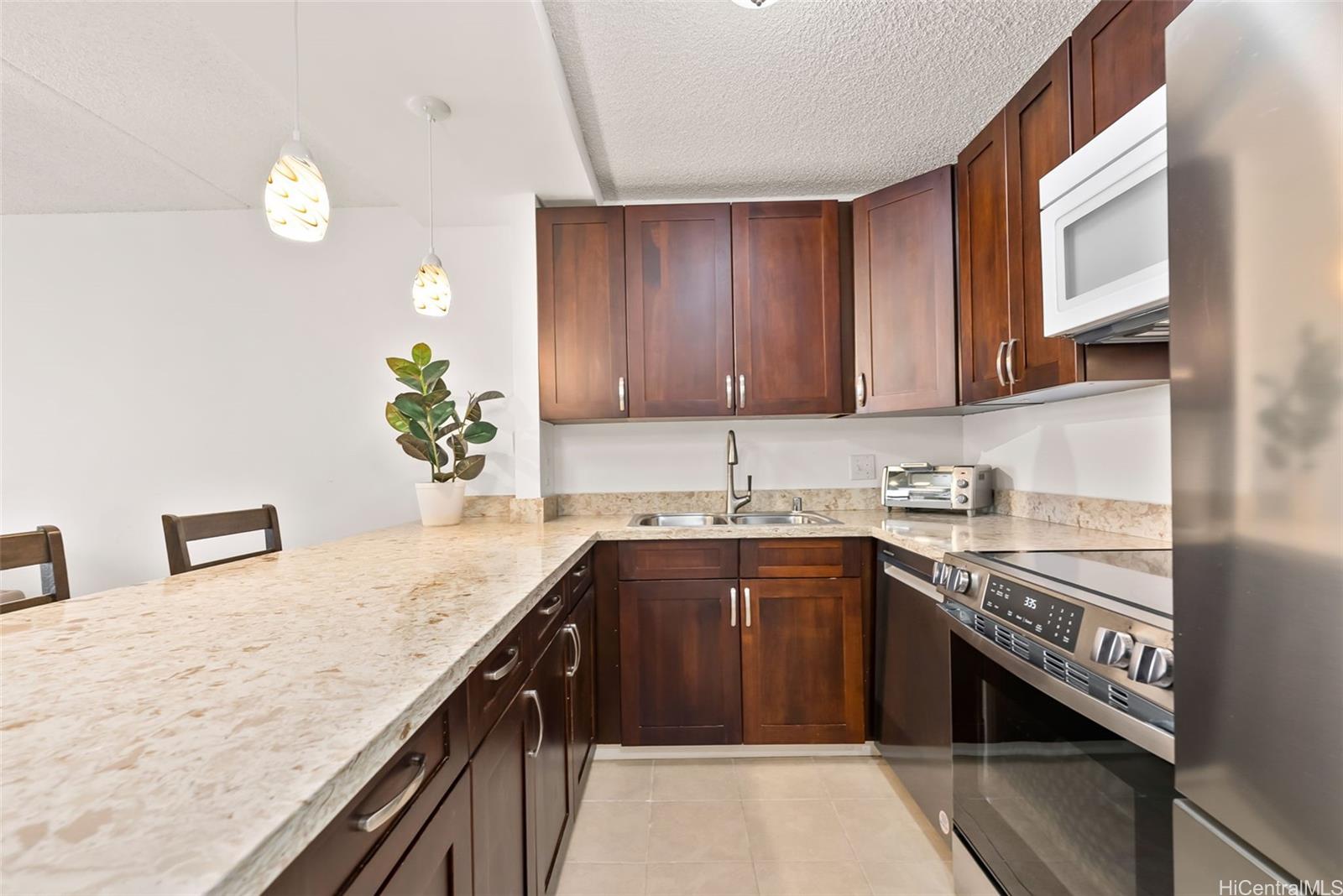 Villa On Eaton Square condo # 1705, Honolulu, Hawaii - photo 5 of 16