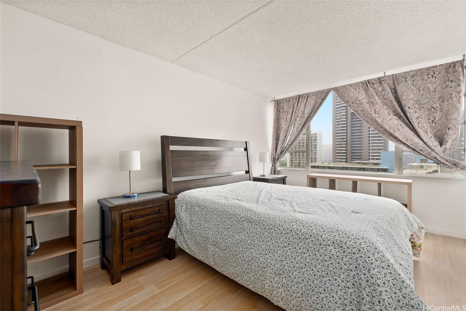 Villa On Eaton Square condo # 1705, Honolulu, Hawaii - photo 6 of 16