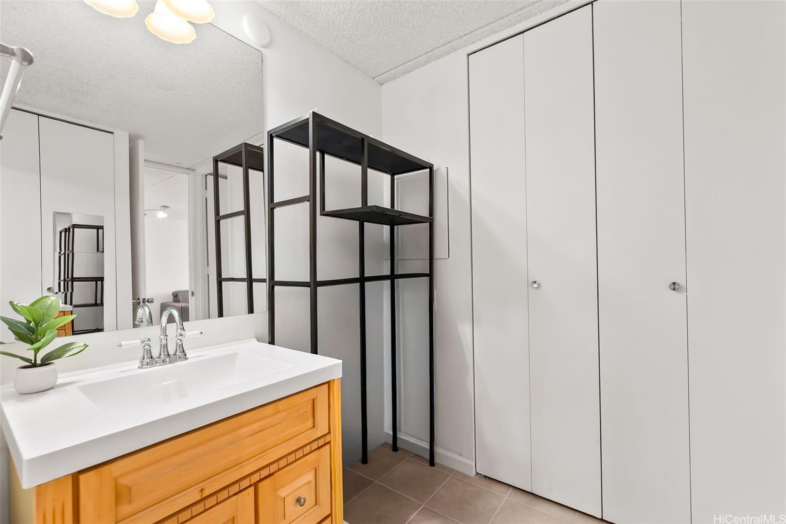 Villa On Eaton Square condo # 1705, Honolulu, Hawaii - photo 7 of 16