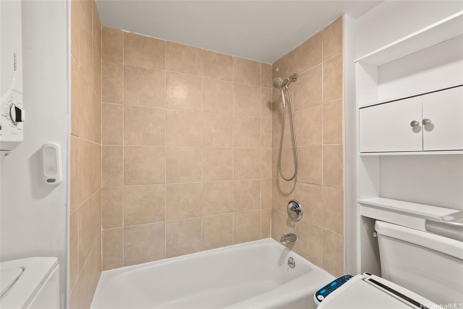 Villa On Eaton Square condo # 1705, Honolulu, Hawaii - photo 8 of 16