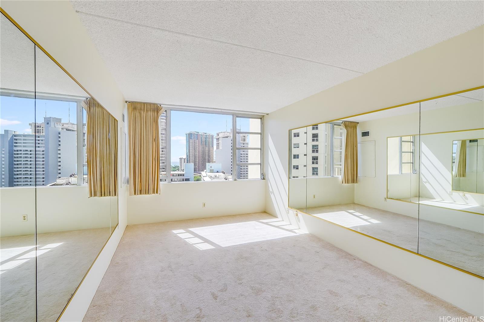 Villa On Eaton Square condo # 1815, Honolulu, Hawaii - photo 5 of 9