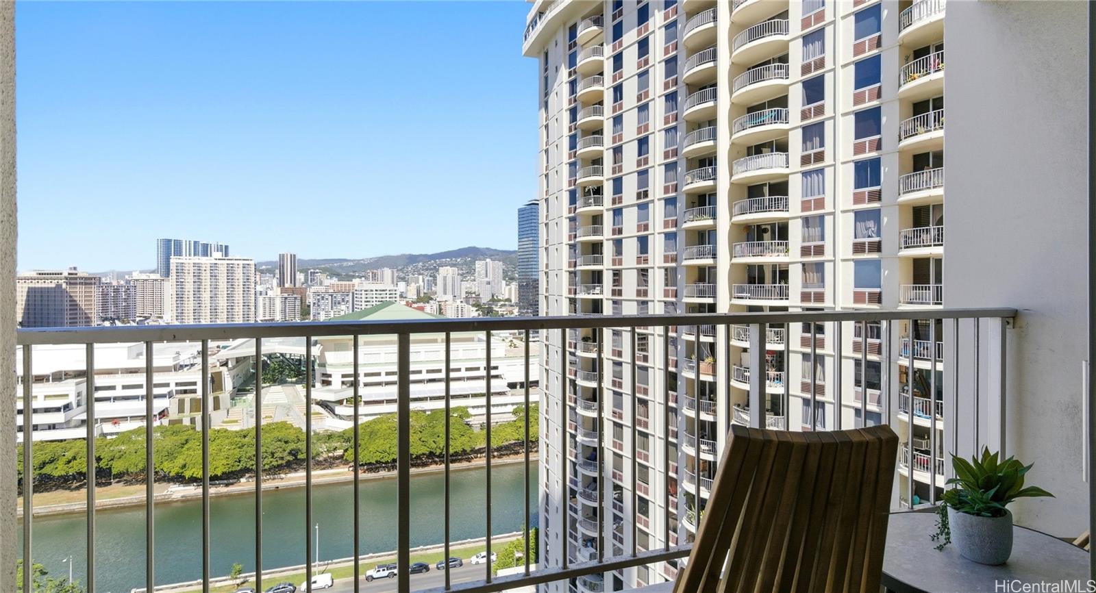 Villa On Eaton Square condo # 2014, Honolulu, Hawaii - photo 4 of 25