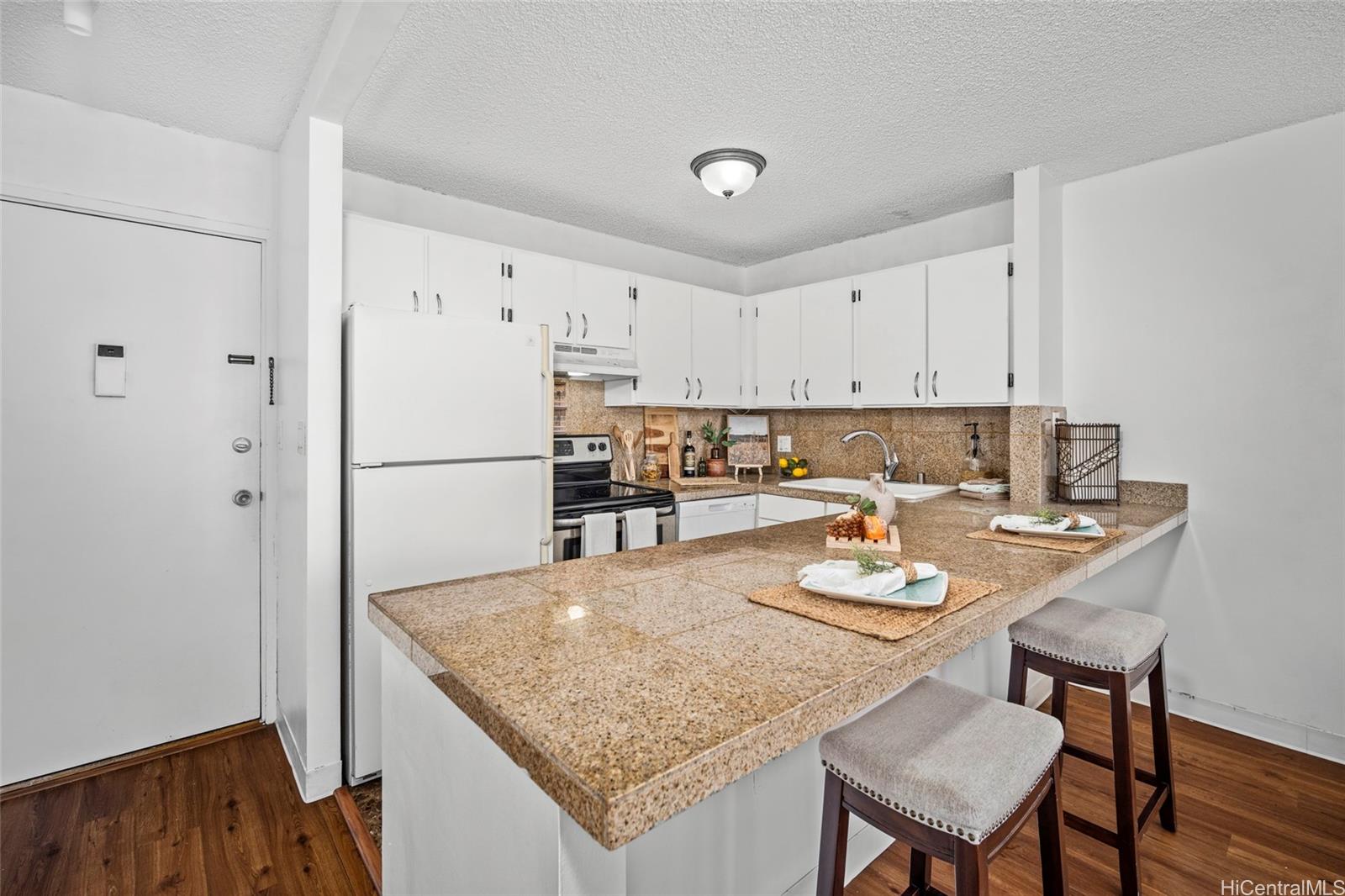 Villa on Eaton Square condo # 2015, Honolulu, Hawaii - photo 3 of 25