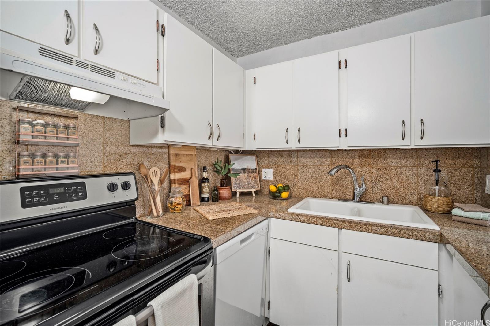 Villa on Eaton Square condo # 2015, Honolulu, Hawaii - photo 5 of 25