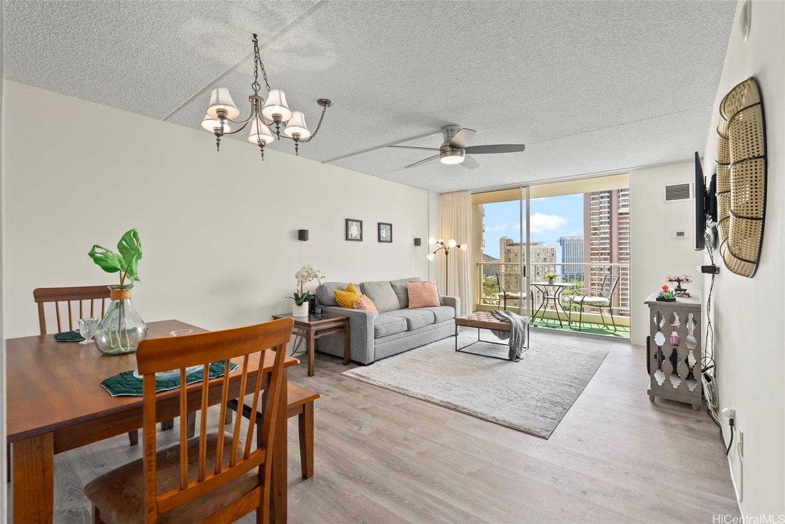 Villa On Eaton Square condo # 2211, Honolulu, Hawaii - photo 2 of 24