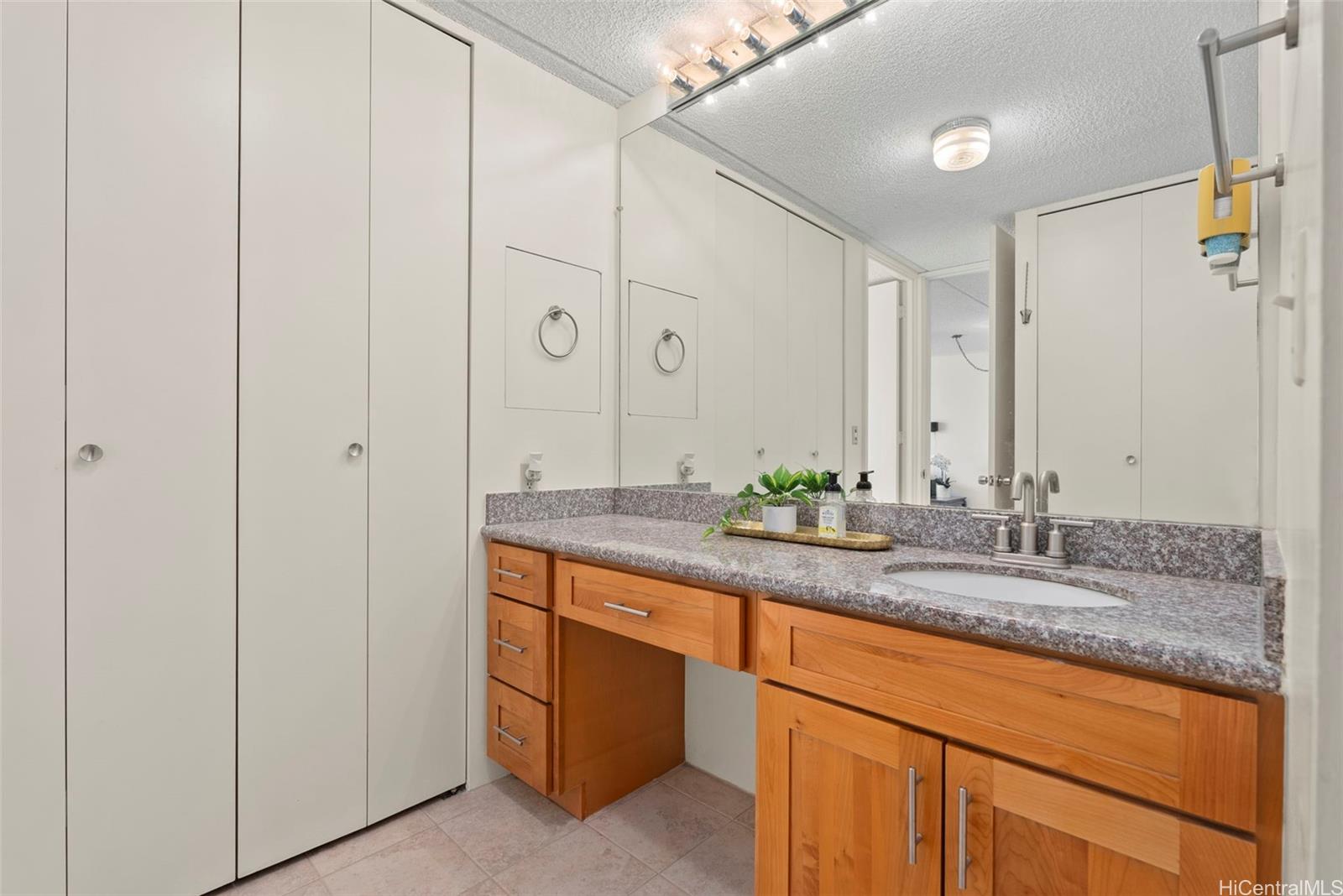 Villa On Eaton Square condo # 2211, Honolulu, Hawaii - photo 15 of 24