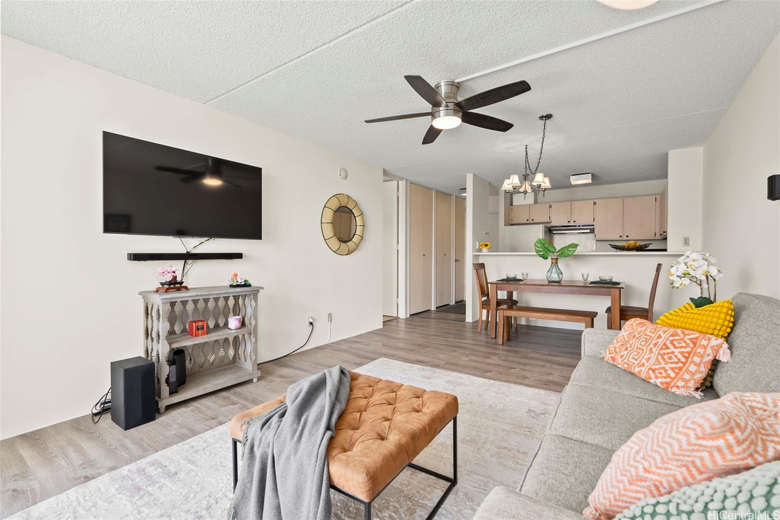 Villa On Eaton Square condo # 2211, Honolulu, Hawaii - photo 3 of 24