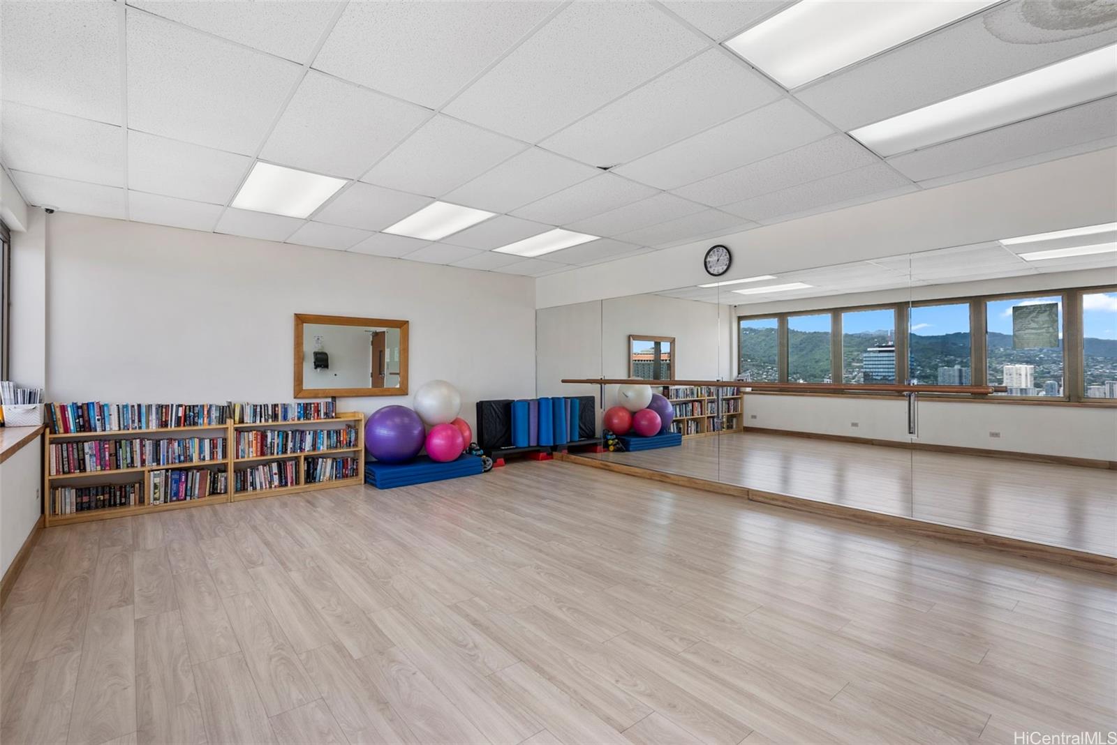 Villa On Eaton Square condo # 2211, Honolulu, Hawaii - photo 23 of 24