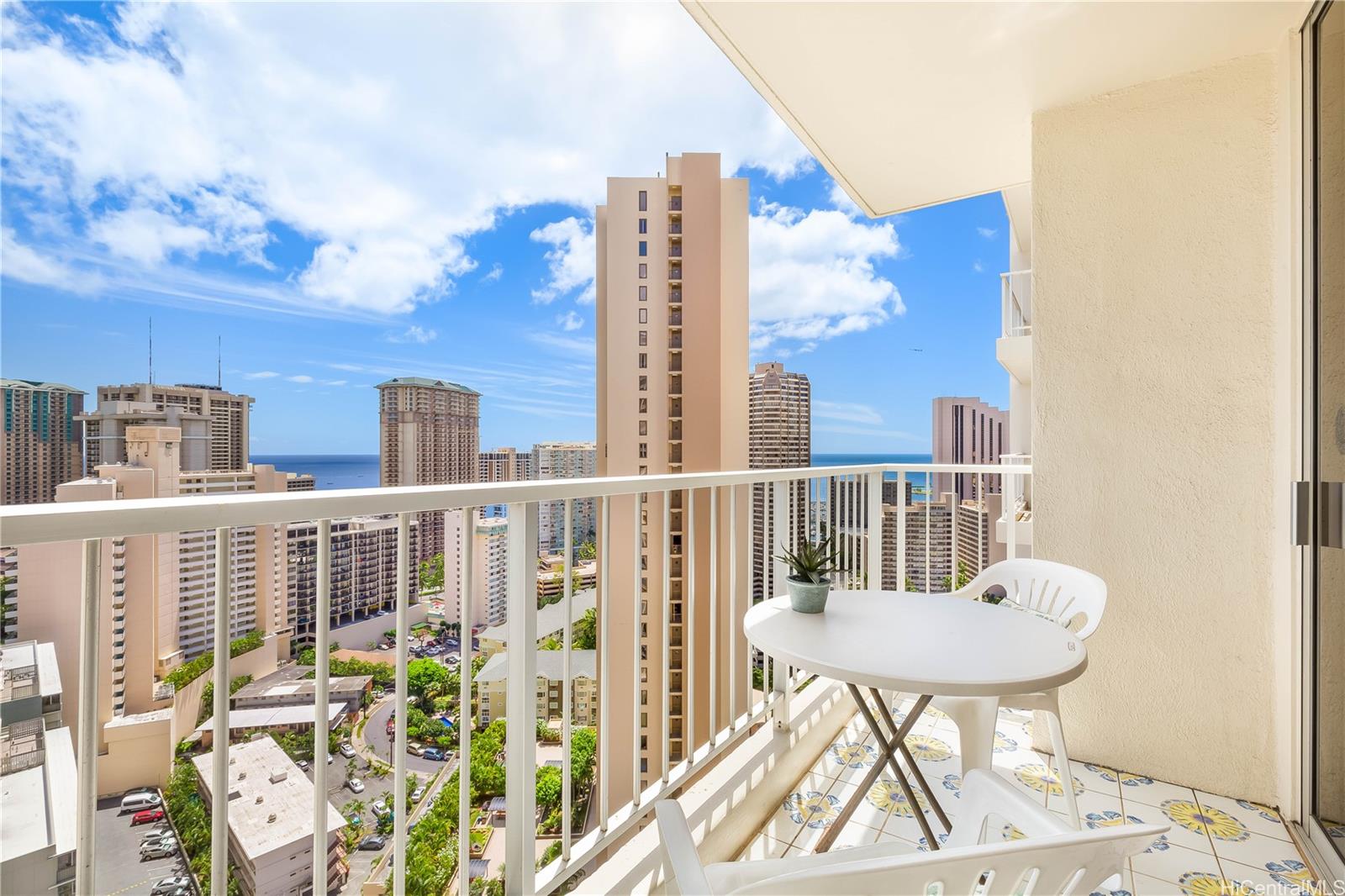 Villa on Eaton Square condo # 2807, Honolulu, Hawaii - photo 4 of 25