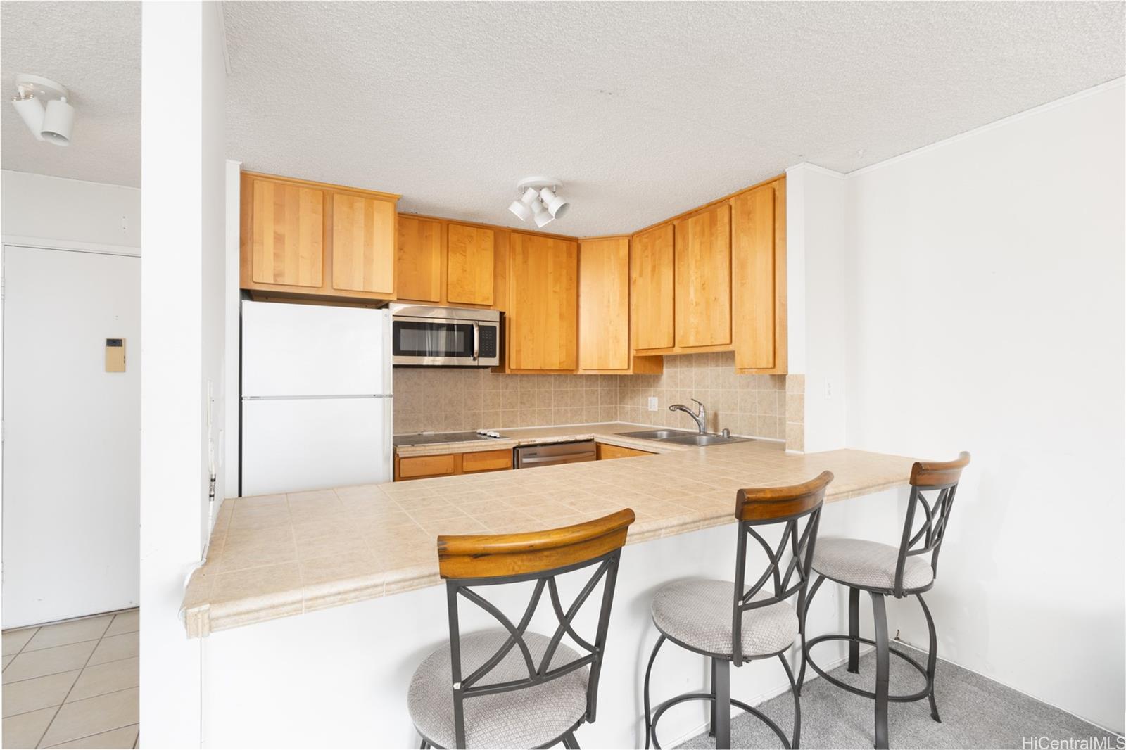 Villa On Eaton Square condo # 3015, Honolulu, Hawaii - photo 4 of 16