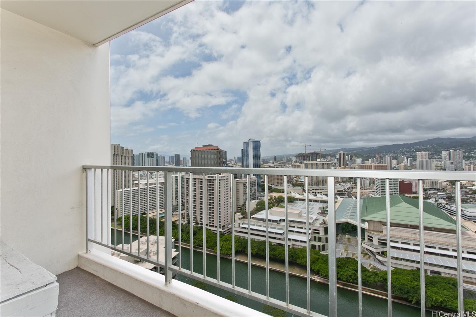 Villa On Eaton Square condo # 3212, Honolulu, Hawaii - photo 6 of 11