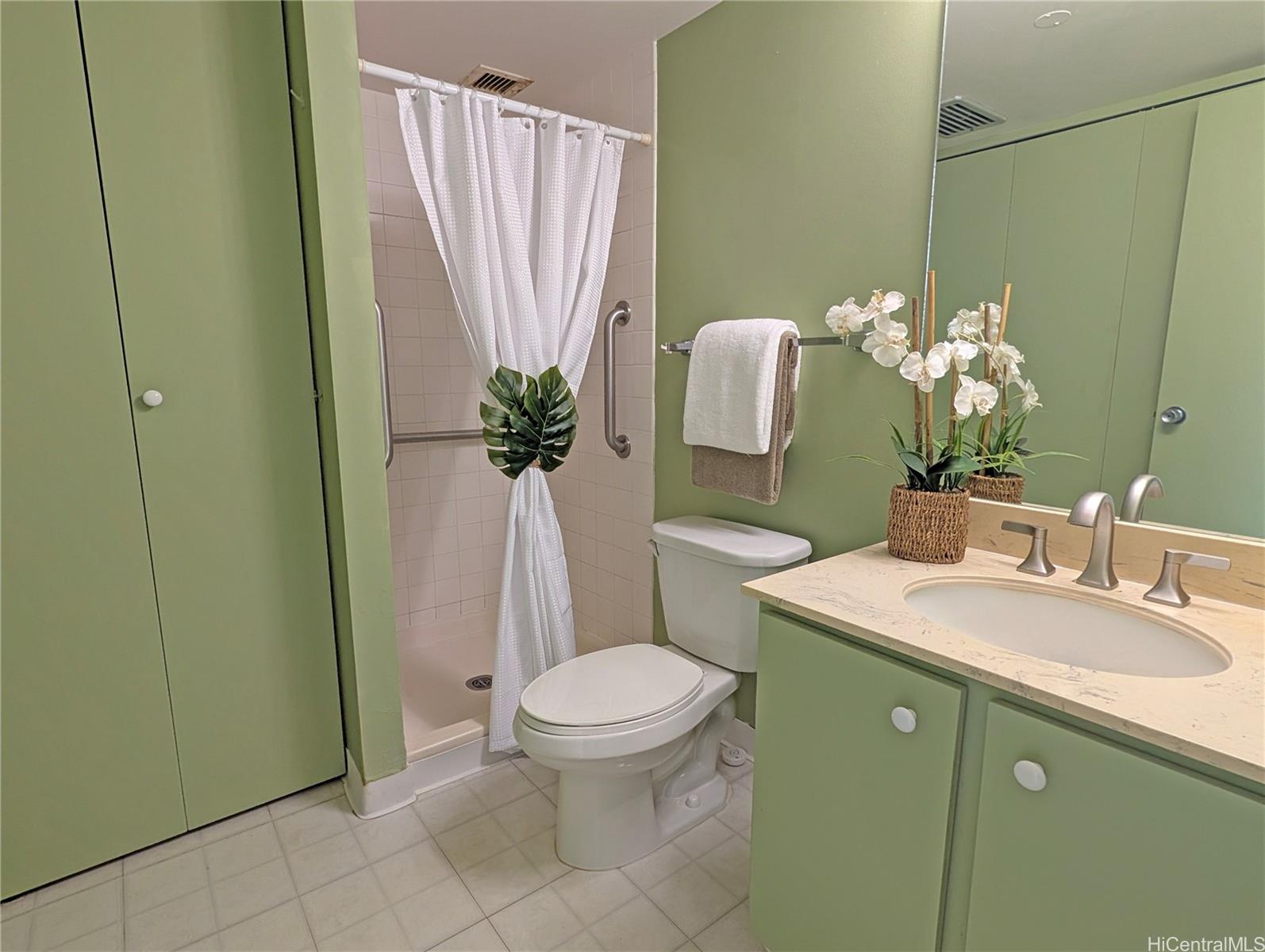 Villa On Eaton Square condo # 3306, Honolulu, Hawaii - photo 7 of 16