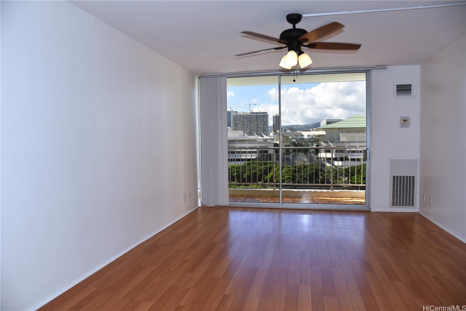 Villa On Eaton Square condo # 908, Honolulu, Hawaii - photo 3 of 14