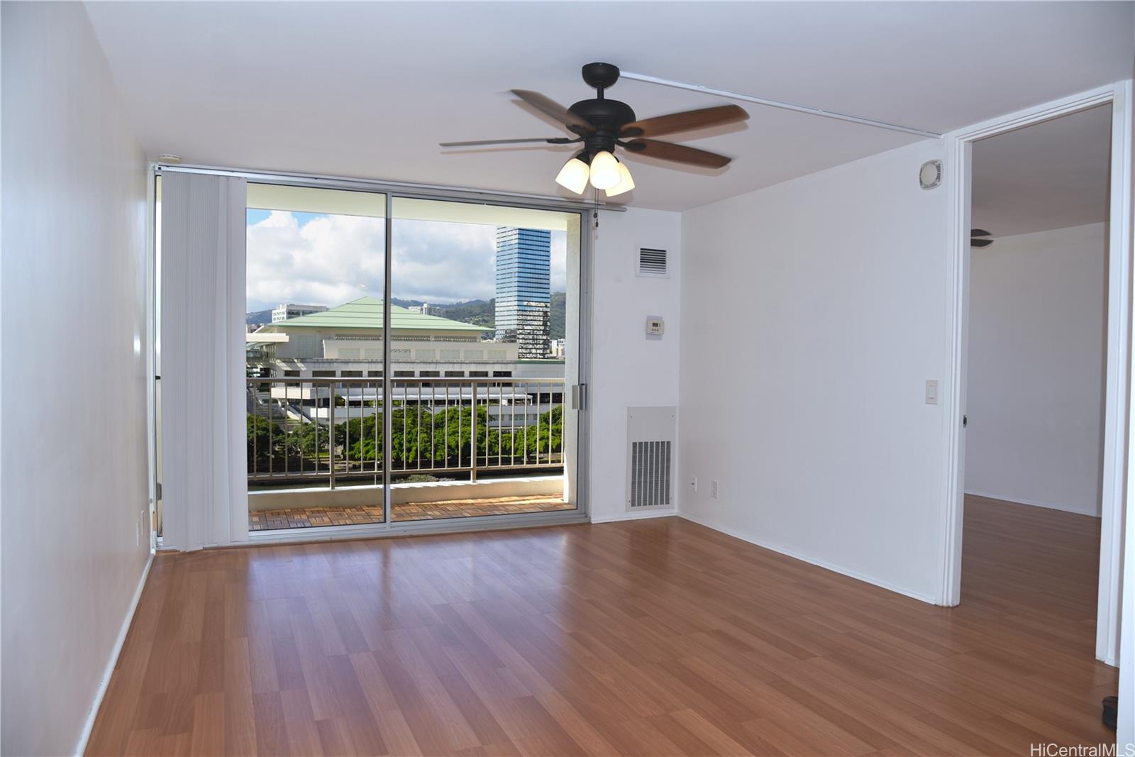 Villa On Eaton Square condo # 908, Honolulu, Hawaii - photo 4 of 14