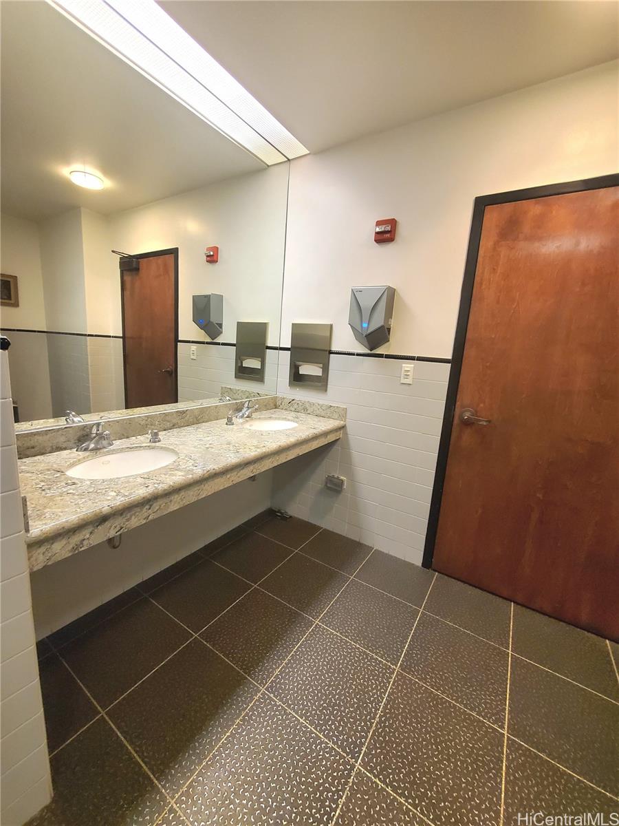 401 Kamakee St Honolulu Oahu commercial real estate photo6 of 25