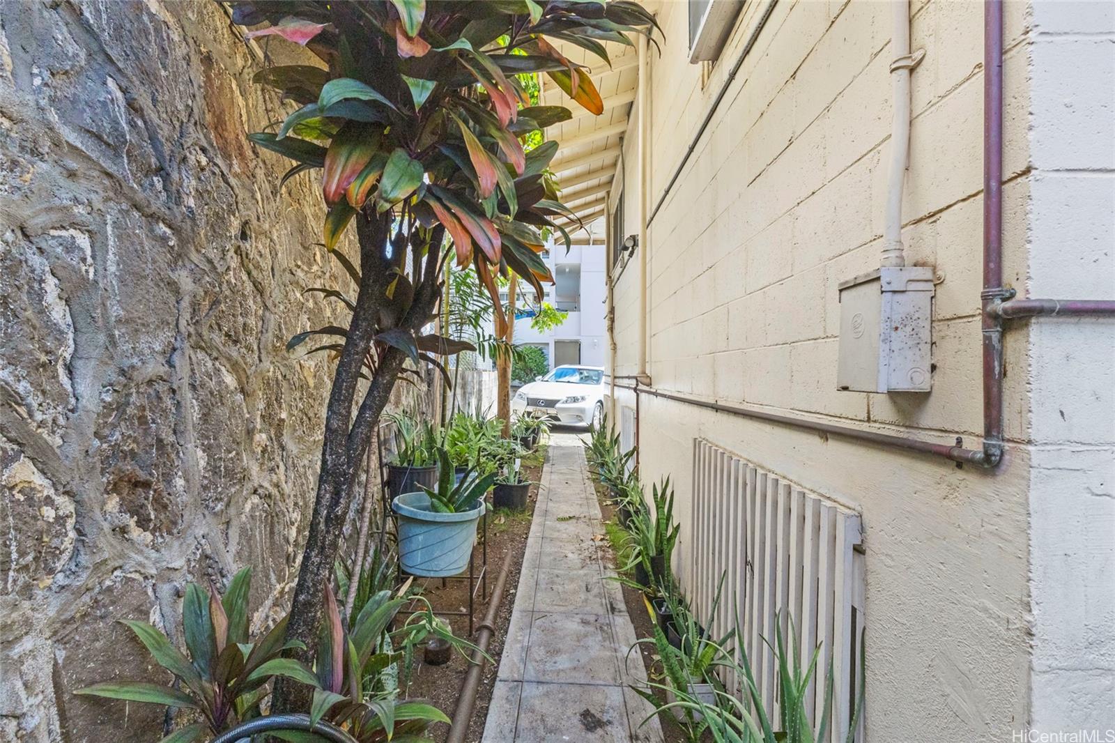 404 Magellan Ave Honolulu - Multi-family - photo 5 of 23