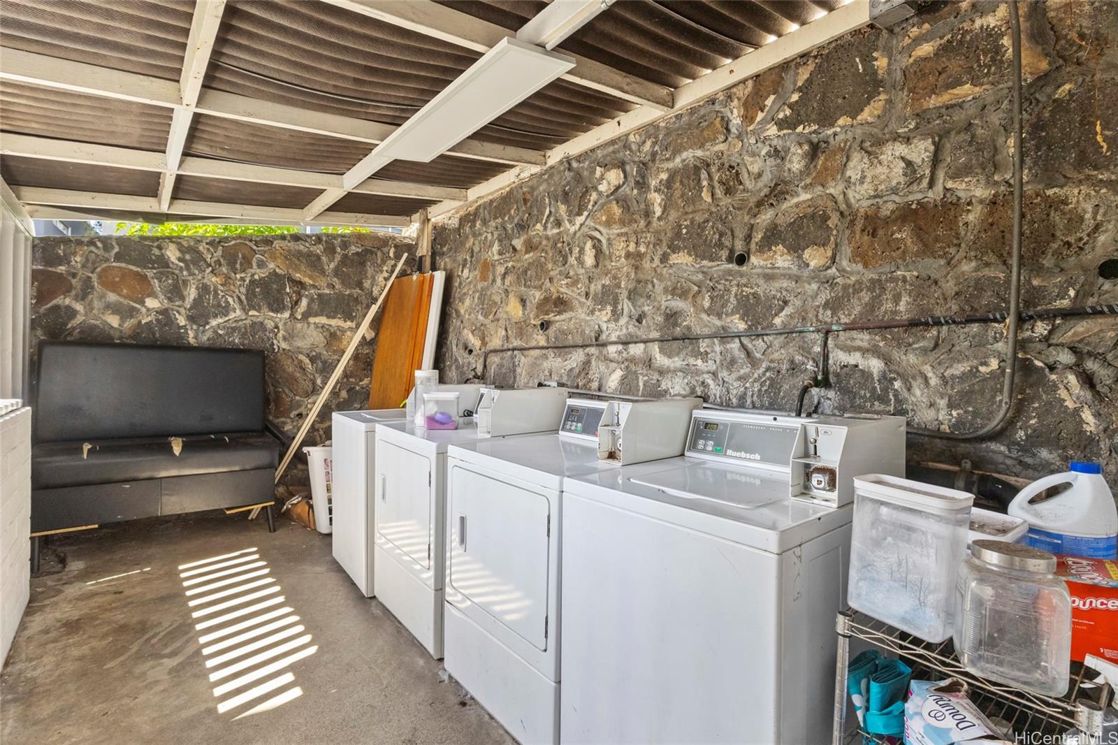 404 Magellan Ave Honolulu - Multi-family - photo 7 of 23