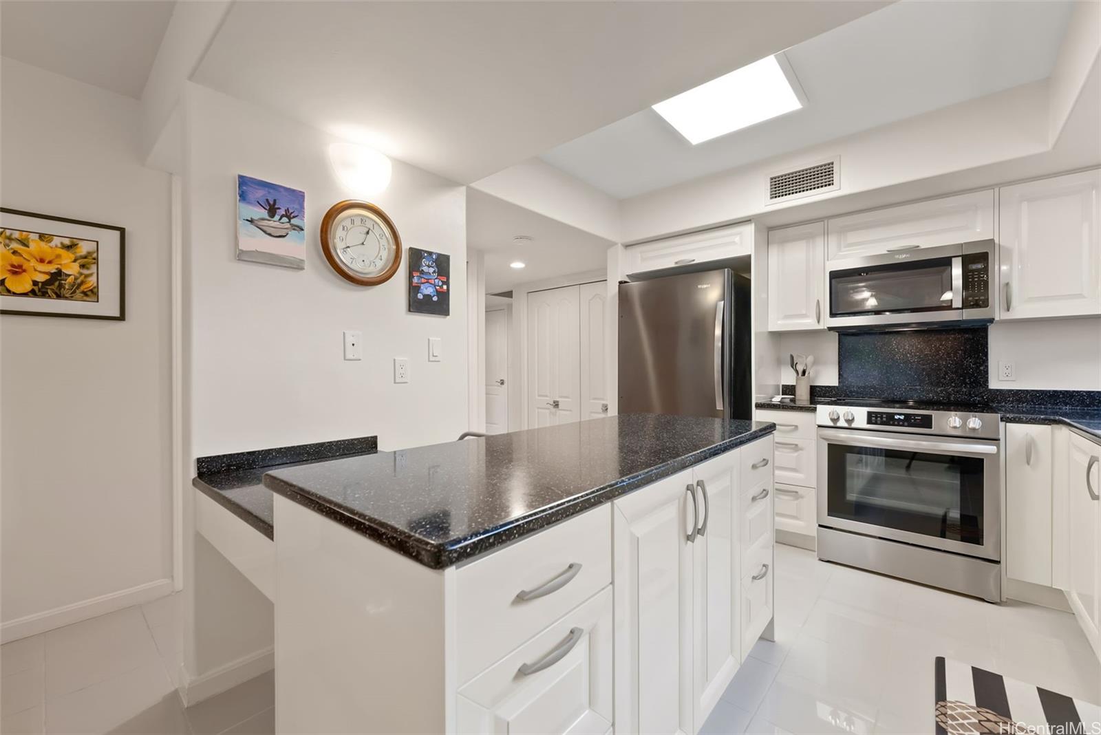 4084  Keanu Street Wilhelmina, Diamond Head home - photo 11 of 25