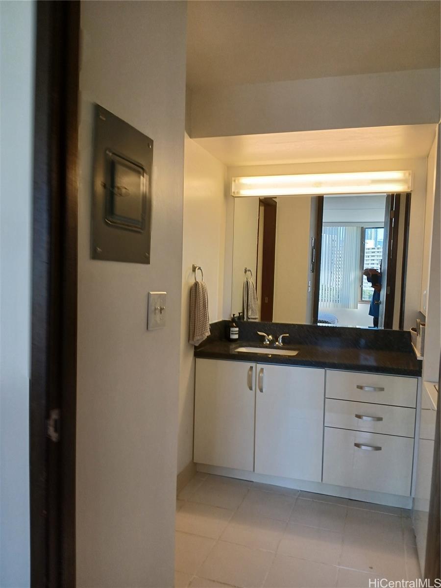 411 Hobron Lane Honolulu - Rental - photo 9 of 16