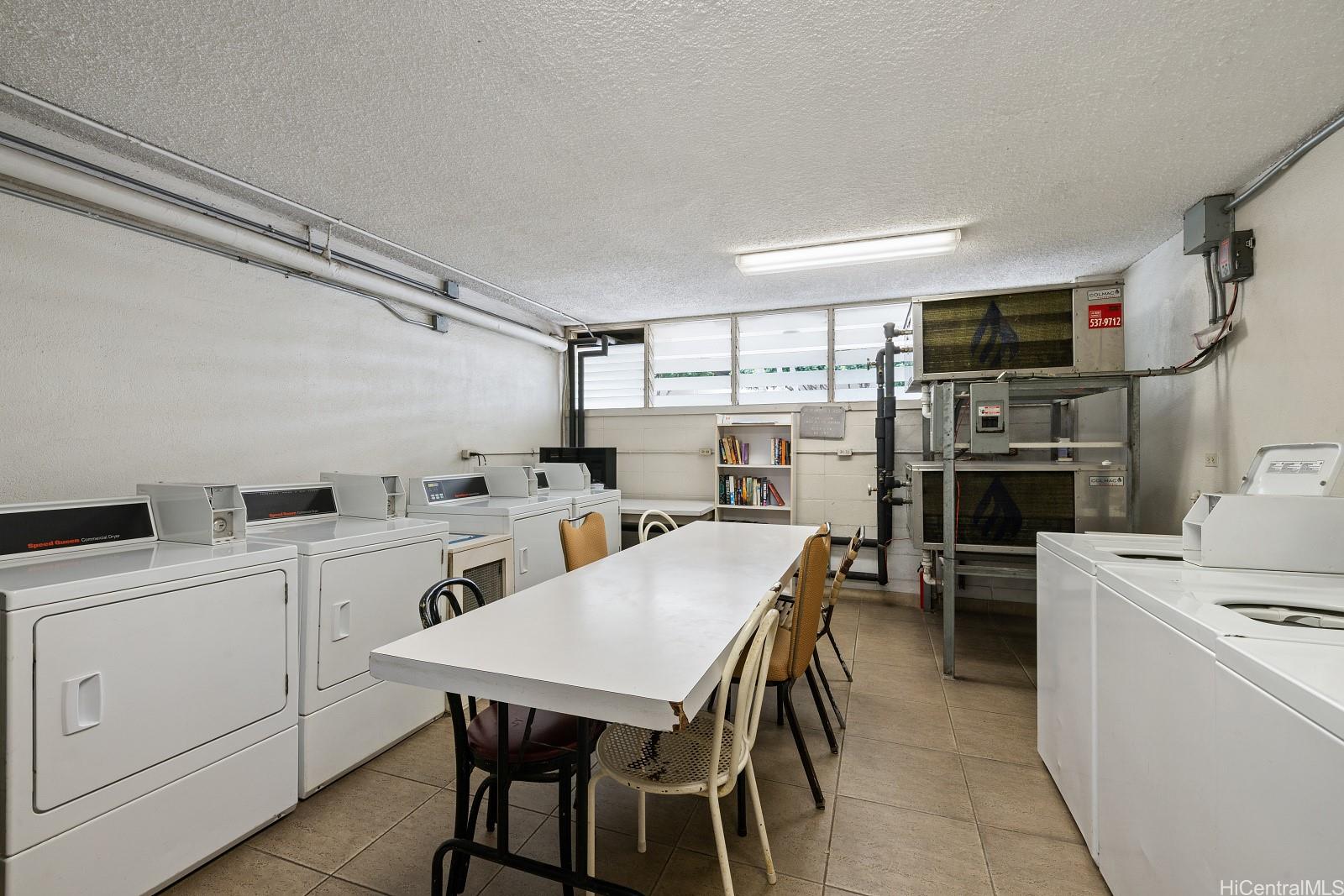 411 Kaiolu Inc condo # 302, Honolulu, Hawaii - photo 13 of 15