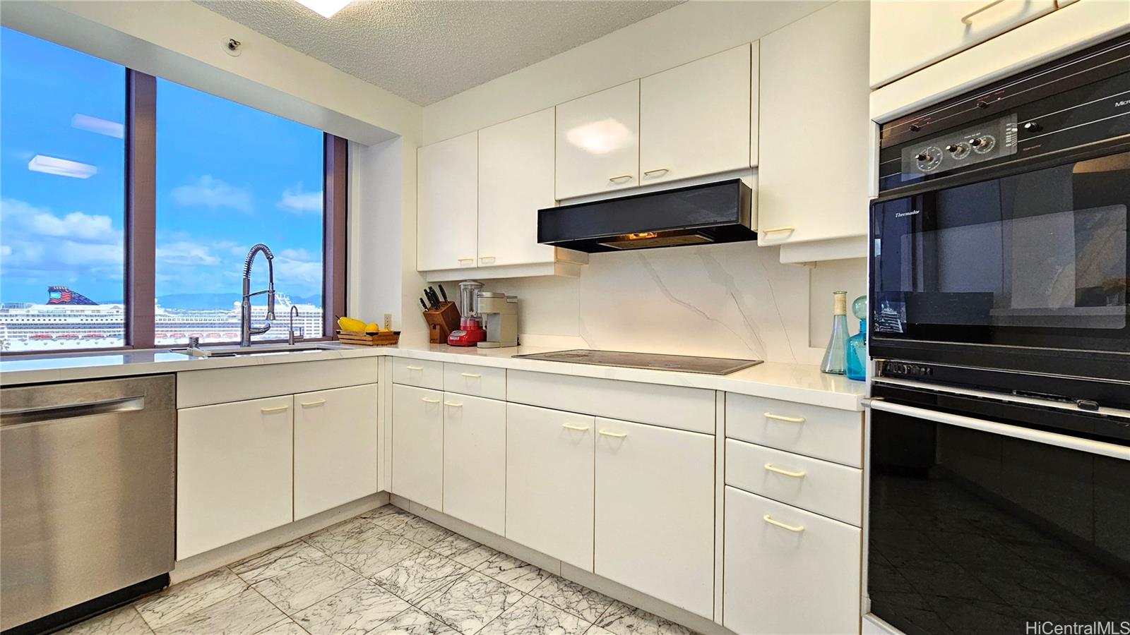 One Waterfront Tower condo # 1204, Honolulu, Hawaii - photo 9 of 25