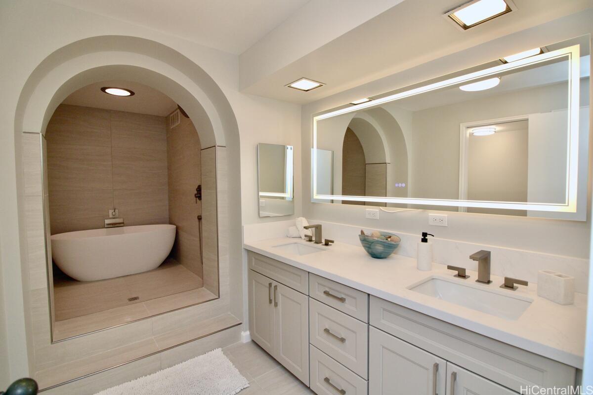 One Waterfront Tower condo # 2804, Honolulu, Hawaii - photo 2 of 19