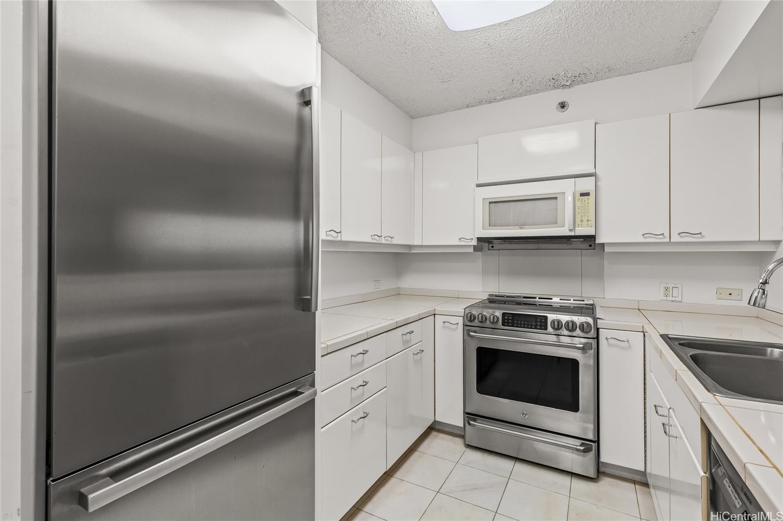 One Waterfront Tower condo # 503, Honolulu, Hawaii - photo 5 of 24