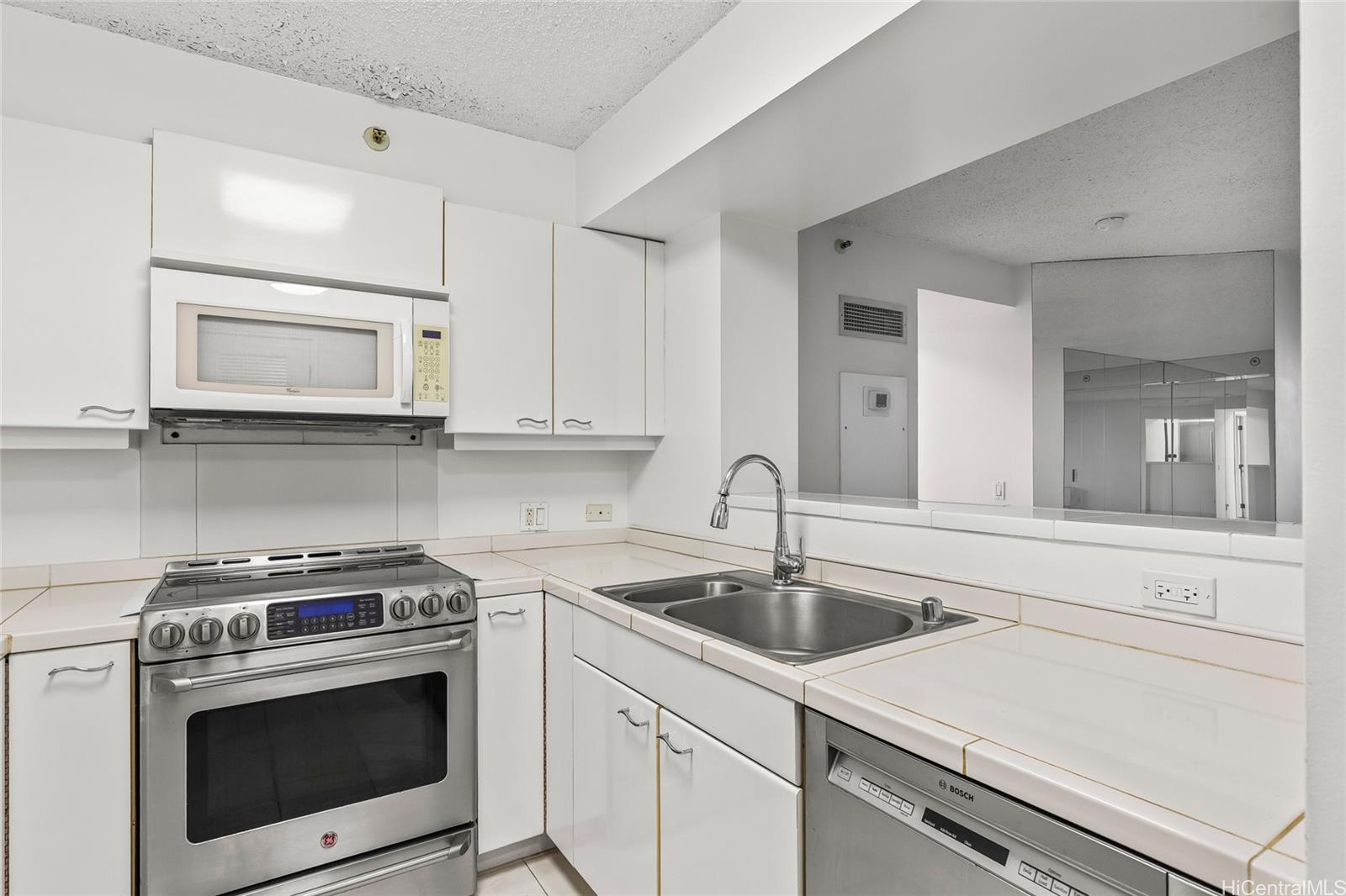 One Waterfront Tower condo # 503, Honolulu, Hawaii - photo 6 of 24