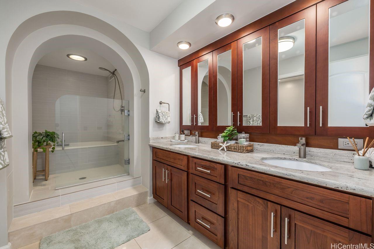 One Waterfront Tower condo # Makai 2504, Honolulu, Hawaii - photo 14 of 18